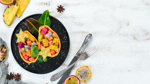 Talerz z kolorowym daniem